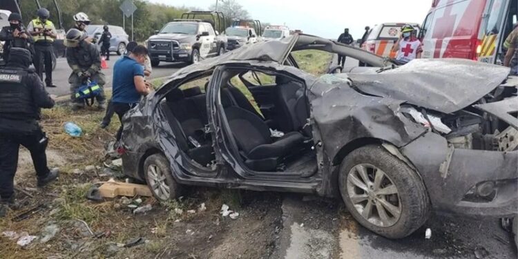 Familia-de-Cd.-Victoria-vuelca-en-Hualahuises-hay-5-heridos-750x375