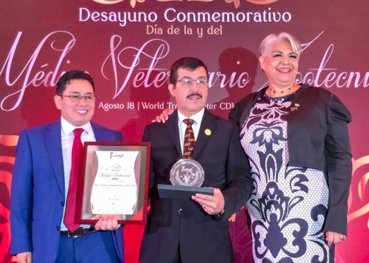 Recibe-Damaso-Anaya-‘Premio-Nacional-al-Merito-Profesional-2025-1-750x536