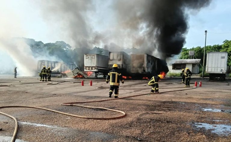 incendio-de-traileres-en-complejo-pajaritos-de-pemex-en-coatzacoalcos-veracruz