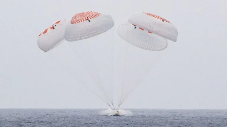 los-cuatro-astronautas-de-la-crew-10-amerizan-frente-a-eeuu-tras-cinco-meses-en-el-espacio