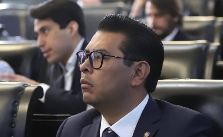 pri-en-el-senado-se-queda-con-13-miembros-tras-renuncia-de-nestor-camarillo
