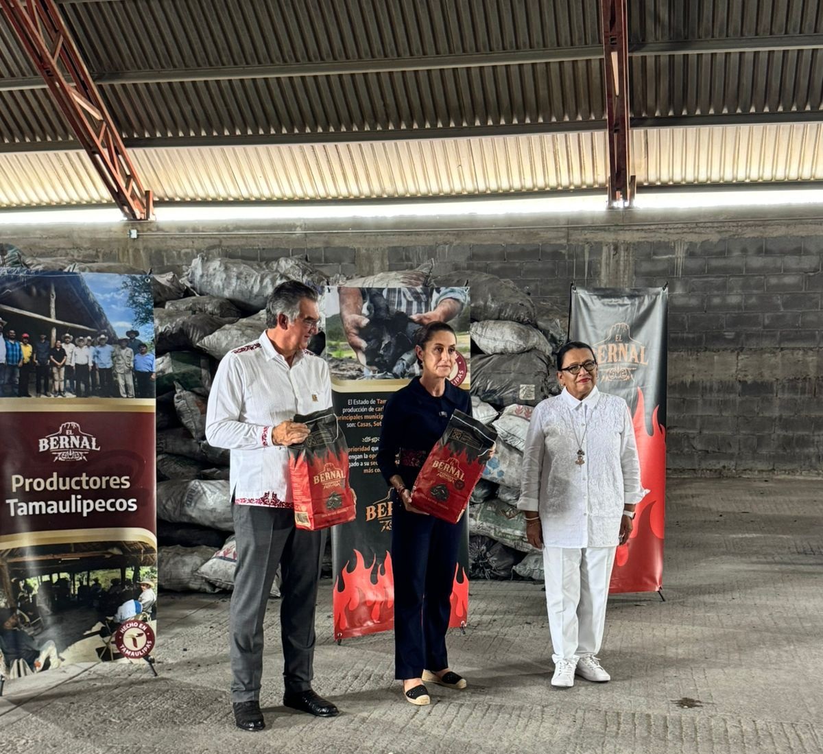 8-sep-P-3-Recorrio-presidenta-empacadora-de-carbon-vegetal