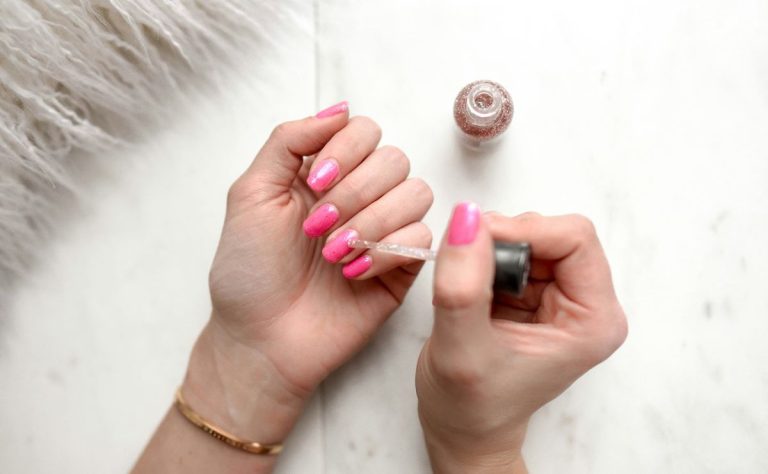aplicacion-de-esmalte-para-unas