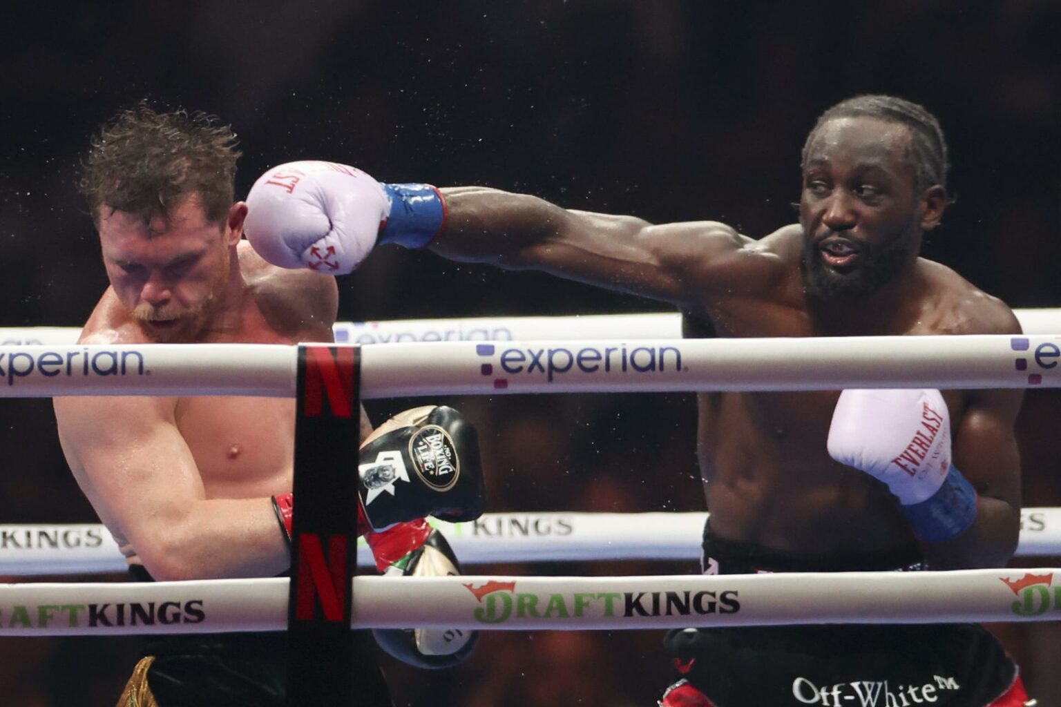 Crawford derrota al 'Canelo' Álvarez por voto unánime y le arrebata sus títulos mundiales