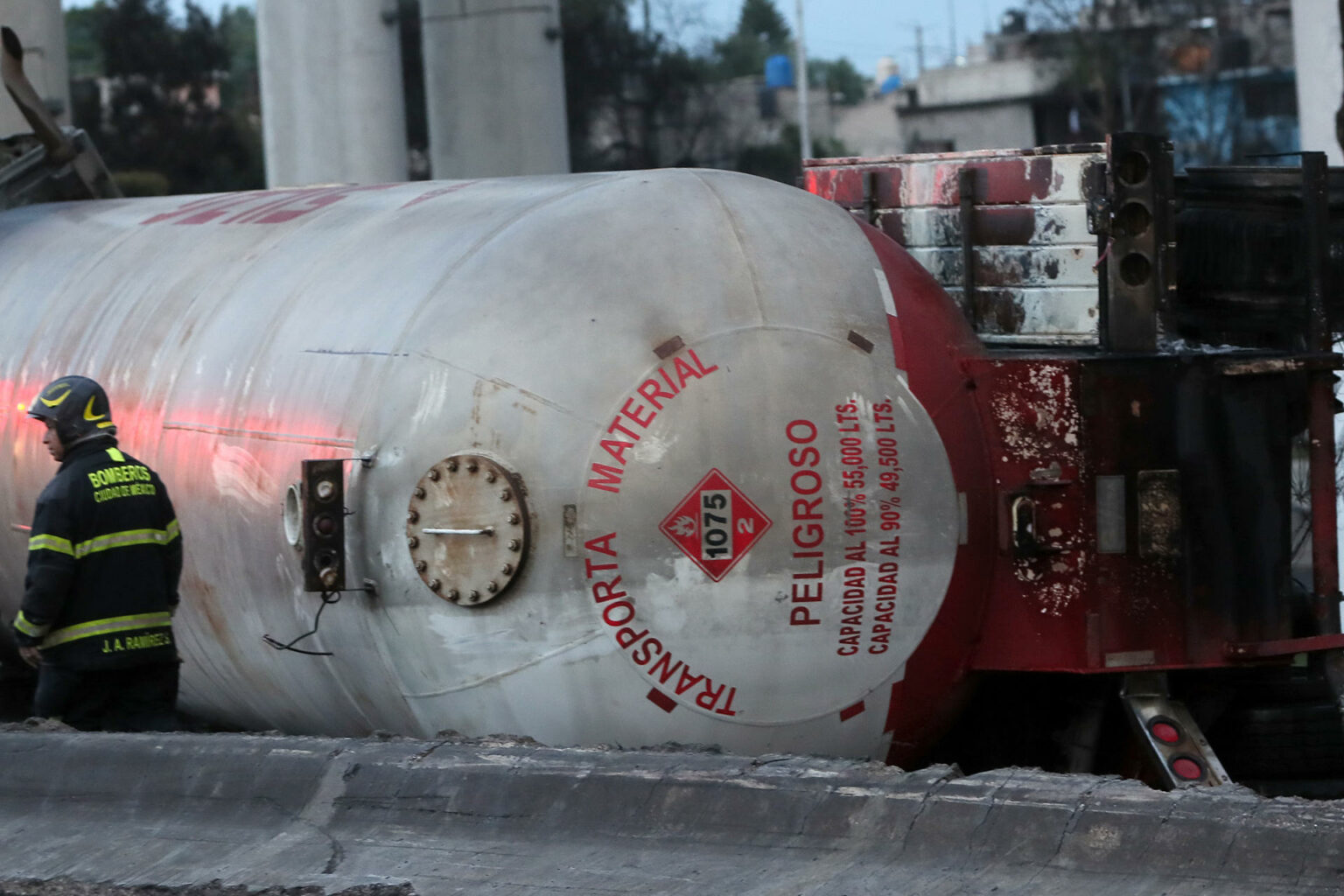 Investigan en México choque por exceso de velocidad en la explosión de camión de gas