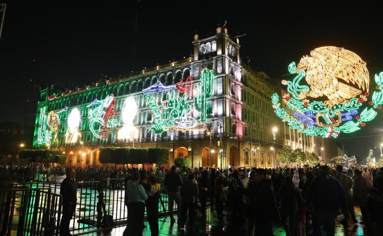 Zócalo de Ciudad de México se ilumina por festividades de Independencia