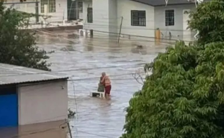 dona-elodia-y-don-hilario-abrazados-en-medio-de-las-inundaciones-en-poza-rica-veracruz
