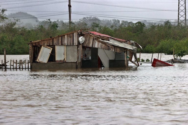 Cuba empieza a evaluar los cuantiosos daños provocados por el potente huracán Melissa