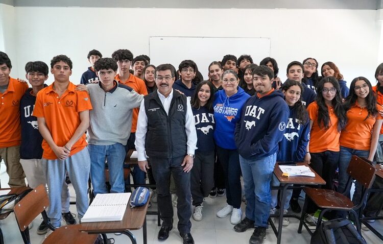 Constato-rector-logros-y-avances-academicos-de-la-Prepa-3-UAT-1-750x478