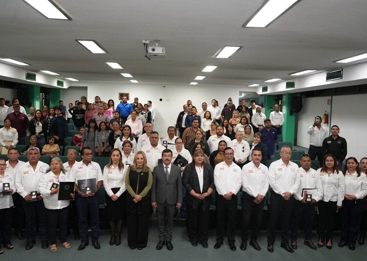 Preside-rector-homenaje-al-personal-jubilado-del-SUTUAT-1-750x533