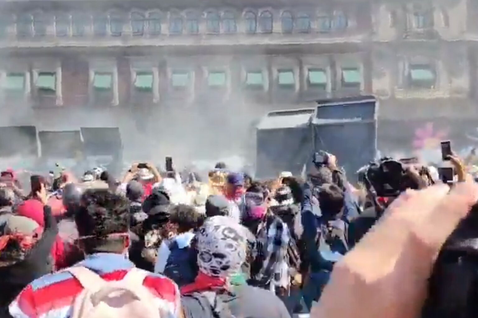 vallas-palacio-nacional-marcha-generacion-z-cdmx-1536x1024