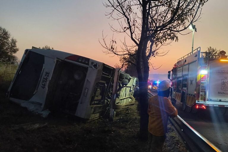 volcadura-autobus-de-pasajeros-carretera-morelia-patzcuaro-michoacan-1536x1024