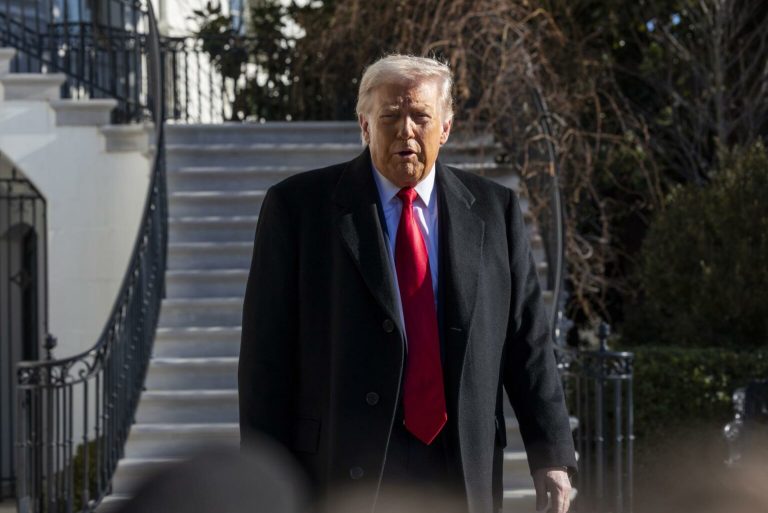 Trump afirma que Estados Unidos "no necesita" productos fabricados en México ni Canadá