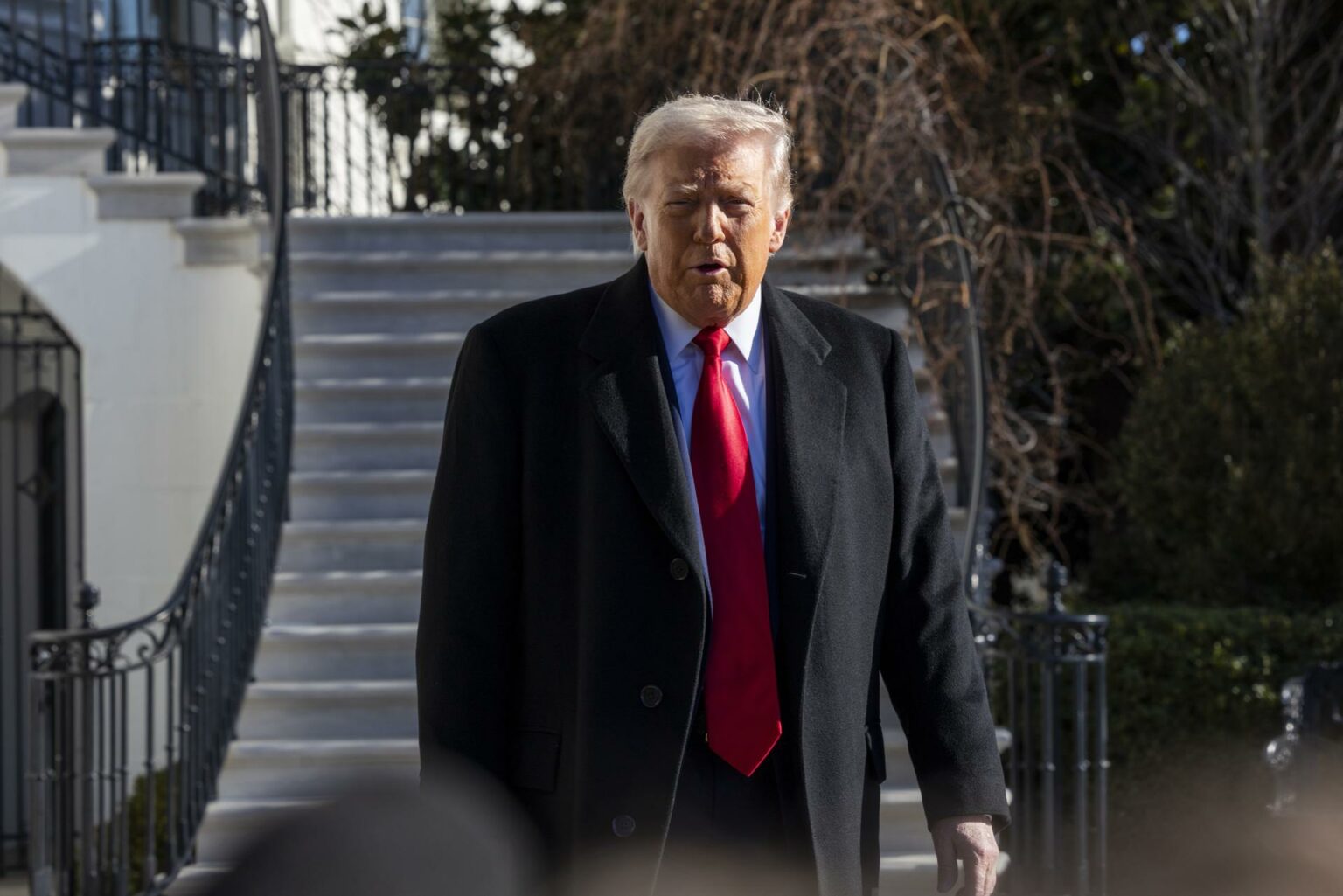 Trump afirma que Estados Unidos "no necesita" productos fabricados en México ni Canadá