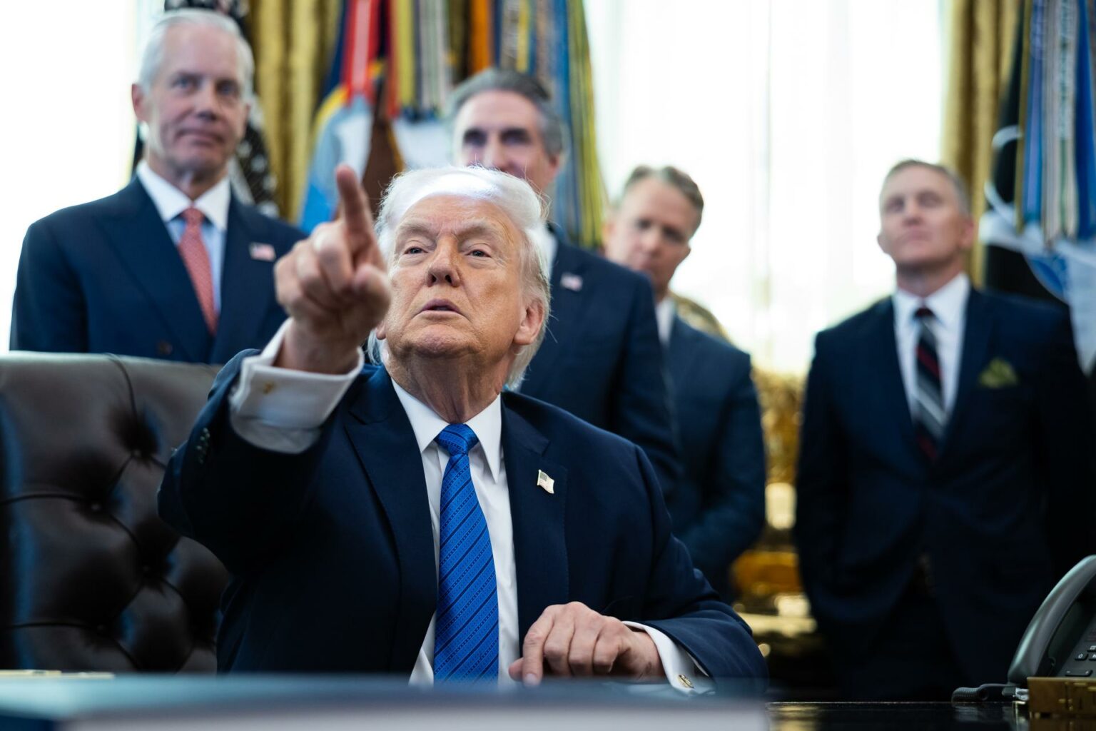 Trump advierte que la flota que se dirige a Irán es "incluso mayor" que la de Venezuela