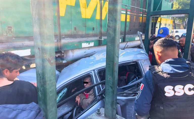 tren-arrolla-auto-en-la-alcaldia-cuauhtemoc