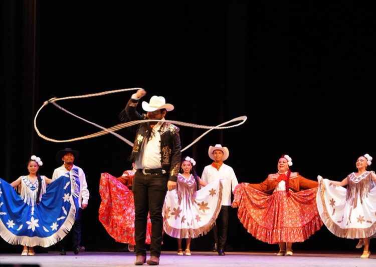 NLD-celebra-con-exito-La-Huasteca-esta-de-fiesta-en-el-Centro-Cultural-2-750x534